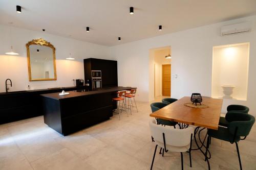 - une cuisine avec une table, des chaises et un miroir dans l'établissement Appartement 120m2, à Aubenas