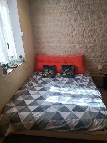 une chambre avec un grand lit avec une tête de lit rouge dans l'établissement studio idéalement placé, calanques et centre ville, à La Ciotat