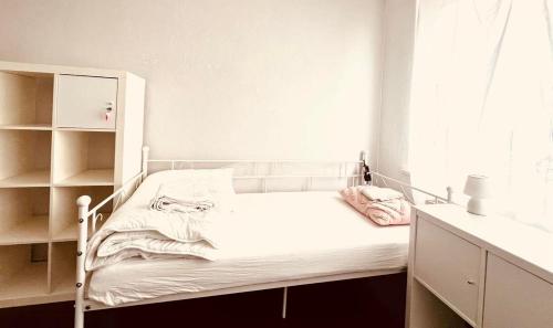 漢諾威的住宿－Restful Slumber，白色的卧室设有床和窗户