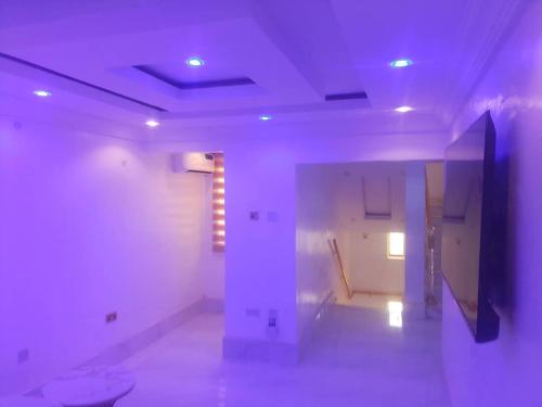 une pièce vide avec un couloir avec un miroir et un escalier dans l'établissement Global Signature Hotel and Resort, à Ibadan
