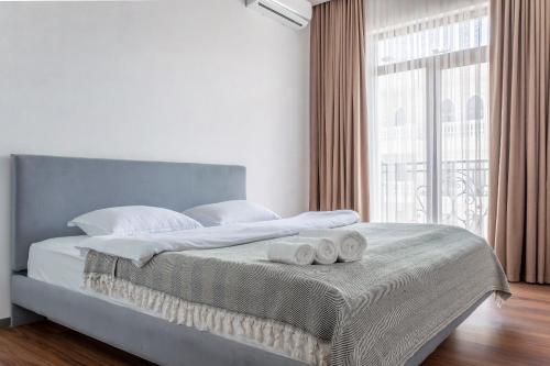 um quarto com uma cama com duas toalhas em Boulevard 115 em Tashkent