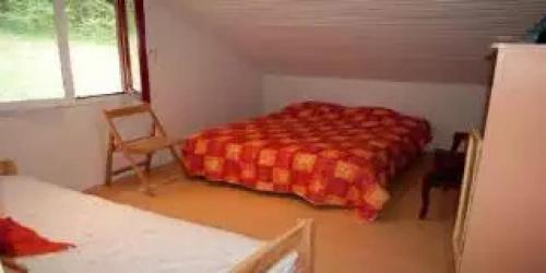 a small bedroom with a bed and a chair at Chalet 4 étoiles - Parc aquatique - eee0ig in Salles