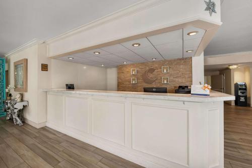 Η κουζίνα ή μικρή κουζίνα στο Comfort Inn Oceanside Deerfield Beach