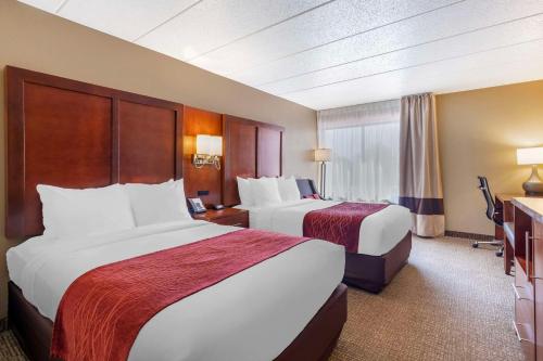 Habitación de hotel con 2 camas y ventana en Comfort Inn & Suites Aberdeen en Aberdeen