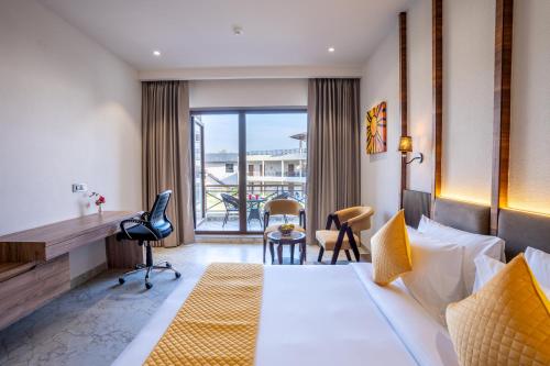 兰纳加Shervani Pebbles & Pines Resort & Spa, Corbett的带床和阳台的酒店房间