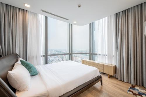 Giường trong phòng chung tại Isabelle Luxury Apartment inside Landmark 81 Tower
