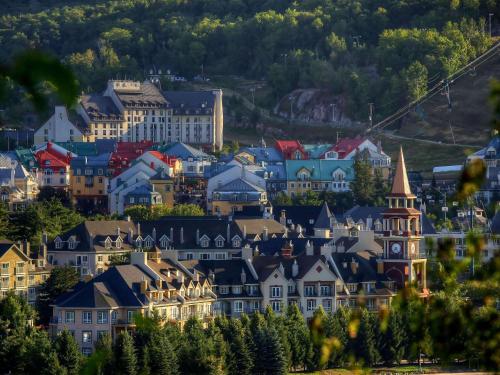 Otelden çekilmiş Mont-Tremblant şehrinin genel bir manzarası veya şehir manzarası