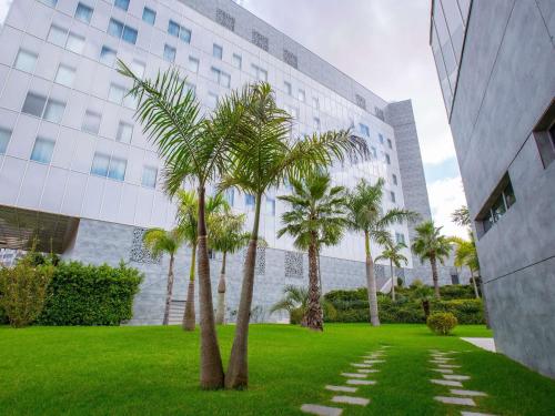 Taman di luar Novotel Convention And Spa