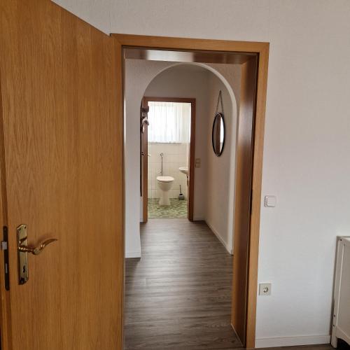 un pasillo con una puerta que conduce a un baño en Ferienwohnung Mawitha en Roth
