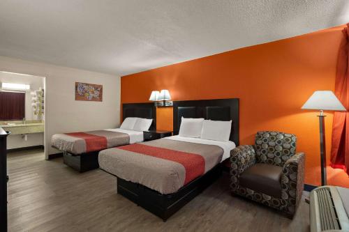 Postel nebo postele na pokoji v ubytování Econo Lodge