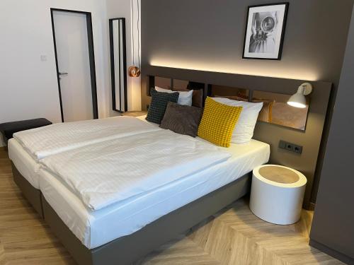 Una cama o camas en una habitación de Dom Hotel