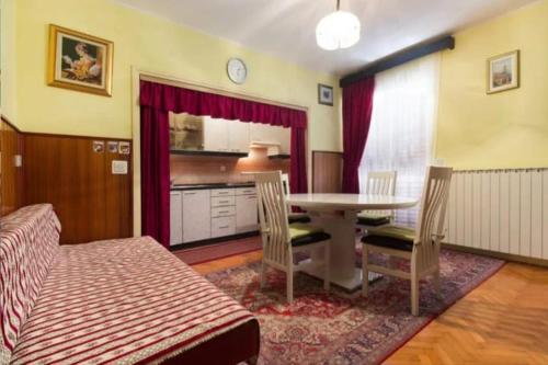 Il comprend un salon avec une table et des chaises ainsi qu'une cuisine. dans l'établissement Primošten-Huljev, à Primošten