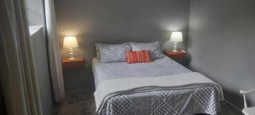 1 dormitorio pequeño con 1 cama con 2 lámparas en 13 @ Rhinoroad Nelspruit, en Nelspruit