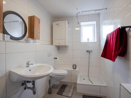 een witte badkamer met een wastafel en een toilet bij SR24 - Stillvolles gemütliches Apartment 5 in Recklinghausen in Recklinghausen