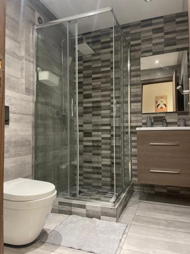 a bathroom with a shower and a toilet and a sink at Chic appartement au cœur du parc de Mohammedia in Mohammedia