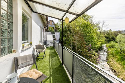 een balkon met uitzicht op een rivier bij Apartment Alb Glück 1 in Hechingen