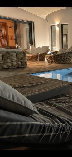 um quarto com uma piscina com cadeiras e uma mesa em Onofri plage em Saint-Cyr-sur-Mer