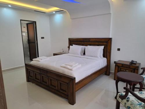 Schlafzimmer mit einem Bett mit einem Spiegel und einem Tisch in der Unterkunft The Sailors Address in Thika