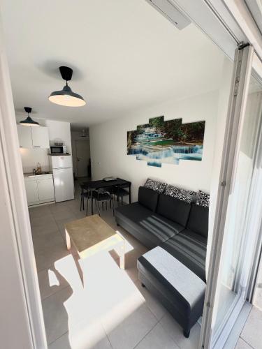 un salon avec un canapé et une table dans l'établissement Appartement cosy au cœur de Marseille, à Marseille