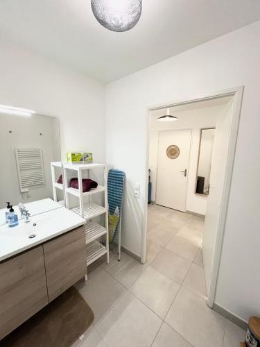 une salle de bain avec un lavabo et un miroir dans l'établissement Appartement cosy au cœur de Marseille, à Marseille