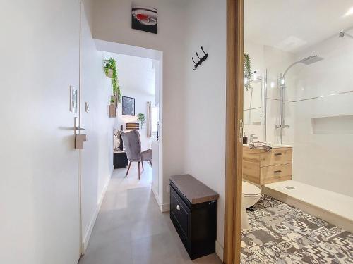 a bathroom with a toilet and a sink and a desk at La Sensuelle Parenthèse in Sète