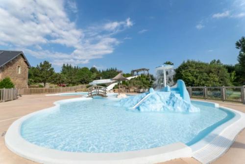een waterpark met een waterglijbaan bij Chalet 4 étoiles - Parc aquatique - eeeahd in Canet-de-Salars