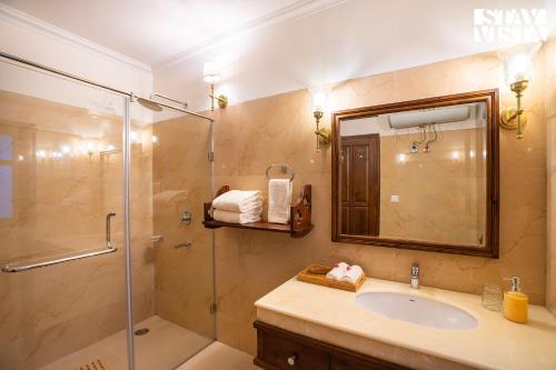Bilik mandi di StayVista at Snowdrop House - 5BR Pet Friendly Villa on Main Highway Manali