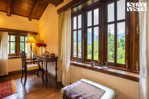 Gambar di galeri bagi StayVista at Snowdrop House - 5BR Pet Friendly Villa on Main Highway Manali di Manāli