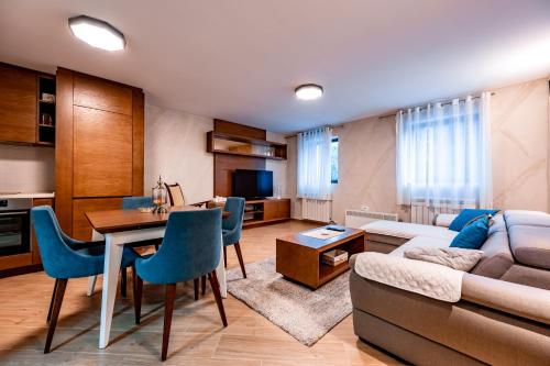 a living room with a couch and a table at Apartmani Umac in Nikšić