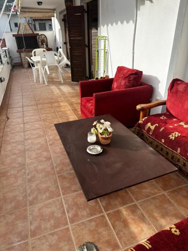 un soggiorno con divano e tavolo di Pansion Angela a Città di Skiathos