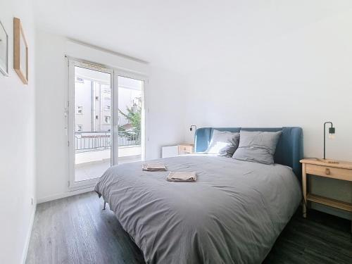 une chambre avec un grand lit et une fenêtre dans l'établissement 6P/terrasse/2 car parks/5min Paris, au Kremlin-Bicêtre