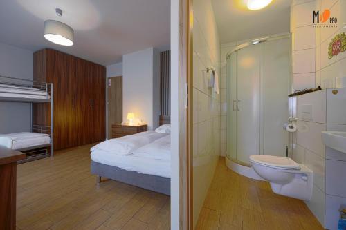 uma casa de banho com uma cama, um WC e um lavatório. em Dom Wakacyjny MS Pro w Dźwirzynie em Dźwirzyno