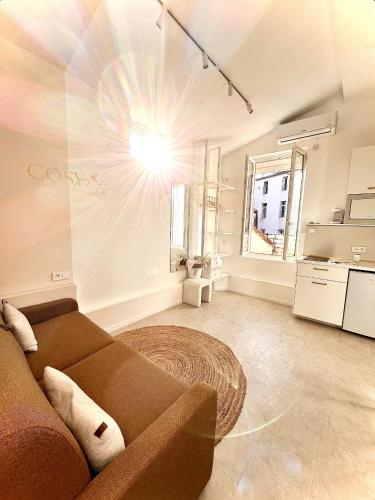 un salon avec un canapé et une cuisine dans l'établissement Cosy Suite - Élégance & Calme en Hyper-Centre, à Montpellier