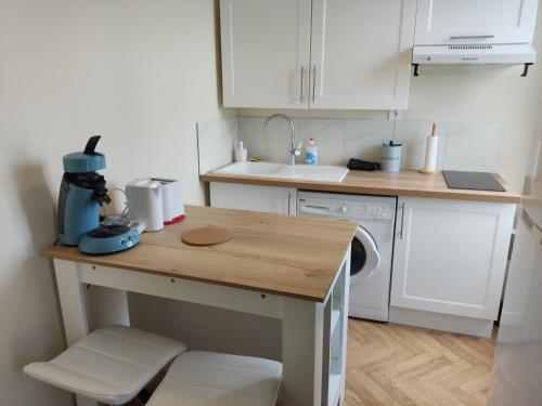 - une cuisine avec un plan de travail et un mixeur dans l'établissement Le charme Centre Parking wifi, à Châteauroux