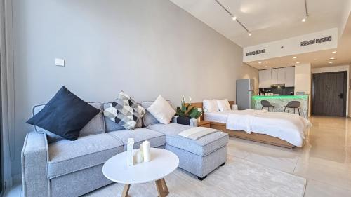 uma sala de estar com um sofá e uma cama em Executive studio em Dubai