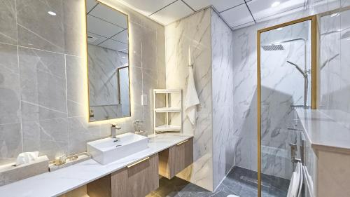een badkamer met een wastafel en een douche bij Executive studio in Dubai