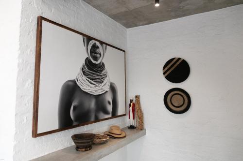 瑪洛斯帕克的住宿－Ivory House，一张墙上有架子的人的照片