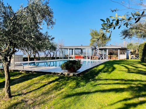 une maison avec une piscine dans une cour dans l'établissement Villa Mandetta B&B, à Santo Stefano del Sole