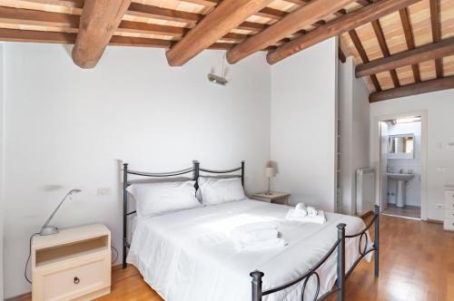 um quarto com uma cama grande num quarto com tectos em madeira em Perugia Tranquil Hideaway Apartment! em Perugia