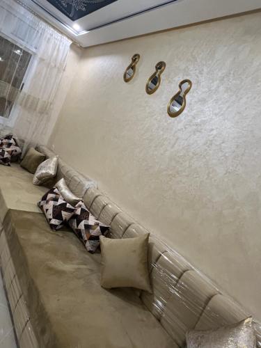 salon z kanapą i hakami na ścianie w obiekcie Selouan w mieście Selouane