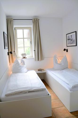 two beds in a room with a window at Insel Landhaus Seaside in Gager