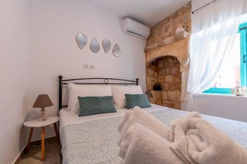 1 dormitorio con cama y ventana en Casa Ifestou, en Rodas