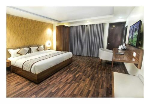 - une chambre d'hôtel avec un lit et une baignoire dans l'établissement Gorakha Hotel Pvt Ltd, à Itahari