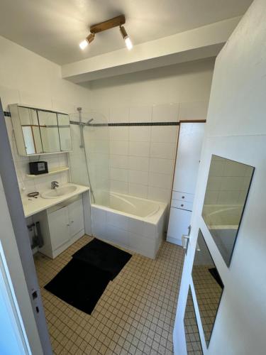 een badkamer met een bad en een wastafel bij Rijsel Vlamse in Lille