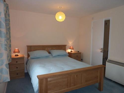 Un pat sau paturi într-o cameră la Tides Reach - Trebarwith Strand - North Cornwall - Sleeps 4 - 6
