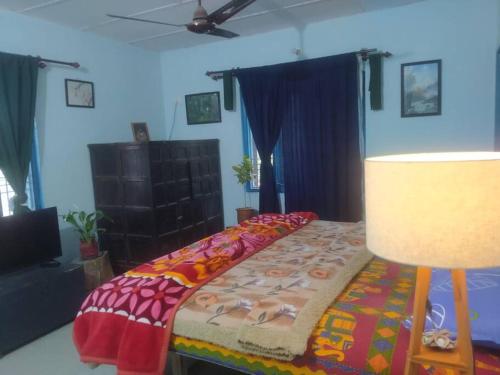 1 dormitorio con 1 cama y 1 lámpara en The Oasis Terrace at Rana's Niwas, en Dharamshala