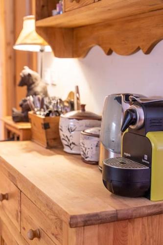 Un grille-pain est installé au-dessus d'un comptoir en bois. dans l'établissement A7 - 2 bedroom, well-equipped central Samoëns, à Samoëns