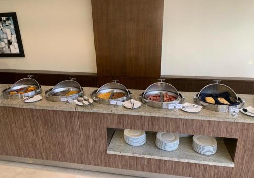 CoroEurobuilding Hotel & Suites Coro的在酒店客房内享用自助餐,包括一碗食物