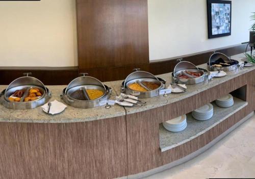 CoroEurobuilding Hotel & Suites Coro的在酒店客房内享用自助餐,包括一碗食物