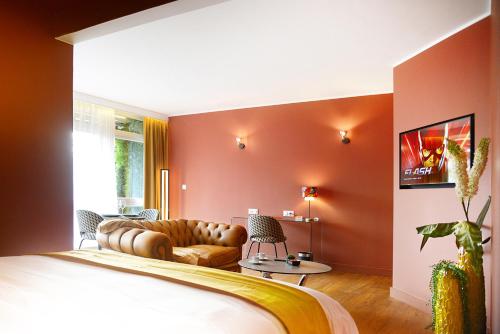 1 dormitorio con cama, sofá y mesa en Business Appart, en Tourcoing